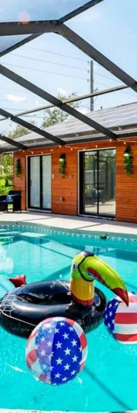The Pelican/Pool/HotTub/GameRoom，位于布兰登的酒店