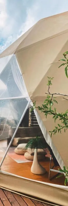 Glamping geodesic dome in secluded eco retreat，位于Alozaina的酒店