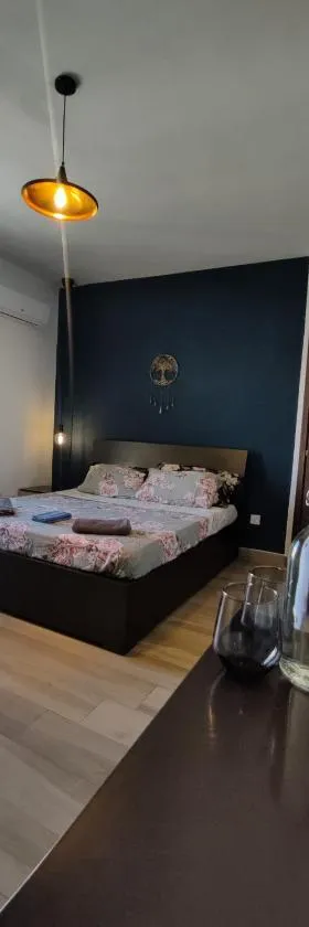 Airport Accommodation Bedroom with your own private Bathroom Self Check In and Self Check Out Air-condition Included，位于Mqabba的酒店