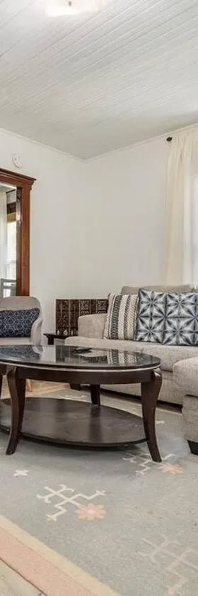 Mountain Serene Views and Creek-side Charm - Pet friendly，位于Rowlesburg的酒店