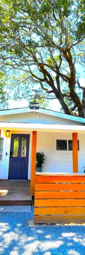 Private Wine Country-River Bungalow! Sunny Treetop Views - Pets Stay Free，位于Forestville的酒店