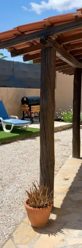 Studio indépendant dans villa，位于Néffiès的酒店