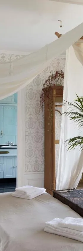 Chambre d’hôtes au Château Le Bas Bleu, Anaïs Nin，位于Quesnoy-le-Montant的酒店