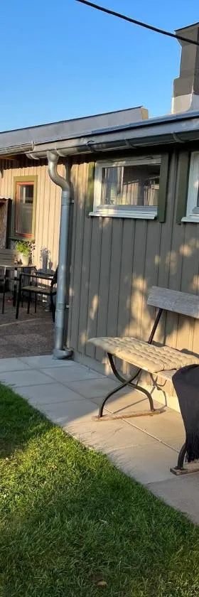 Eget boende i privat uthuslänga，位于阿灵索斯的酒店
