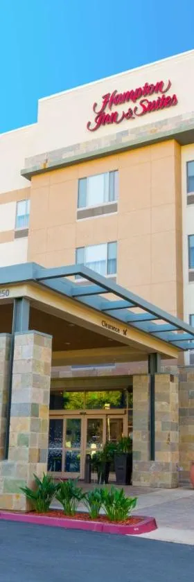 滨江/科罗纳东汉普顿套房酒店，位于里弗赛德的酒店