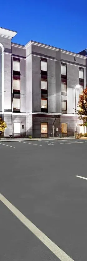 Hampton Inn & Suites by Hilton Syracuse Dewitt，位于东叙拉古的酒店
