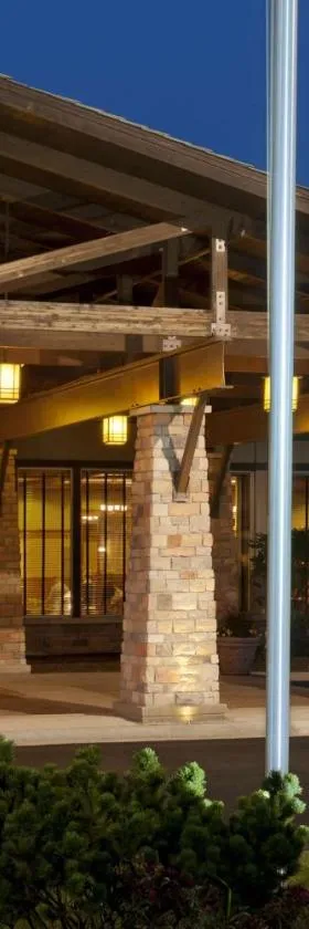 雷博特贝尔曼德兰希尔顿逸林酒店，位于曼德林的酒店