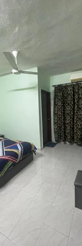 Elvina Guesthouse @ Laguna Condo Resort PD，位于Kampong Tanah Merah的酒店