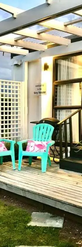 Rustling Oaks NZ Tropical Tiny House，位于Tamahere的酒店
