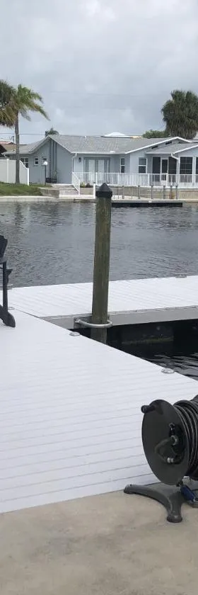 Waterfront Hernando beach house on deep water canal w/dock, fishing, kayak，位于Hernando Beach的酒店