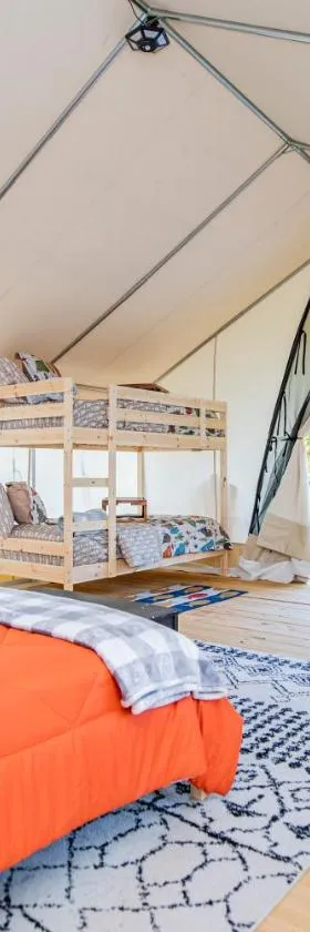 Roaring River Luxury Glamping #3，位于Cassville的酒店