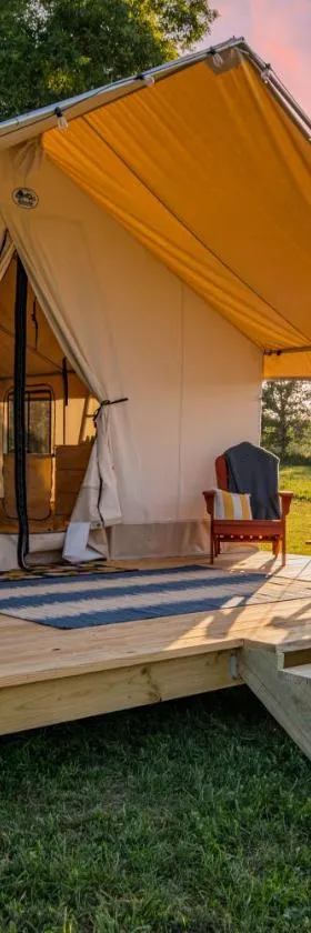 Roaring River Luxury Glamping #5，位于Cassville的酒店