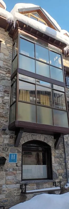 HOTEL FAMILIAR MAXIMINA，位于萨连特加列戈的酒店