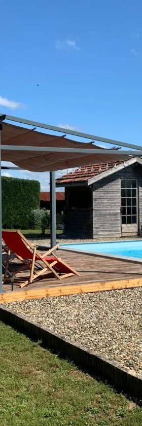 Gîte ferme équestre avec piscine，位于Castex的酒店