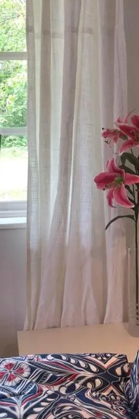 Lilla huset med stor trädgårdstomt nära golf och hav，位于特鲁萨的酒店