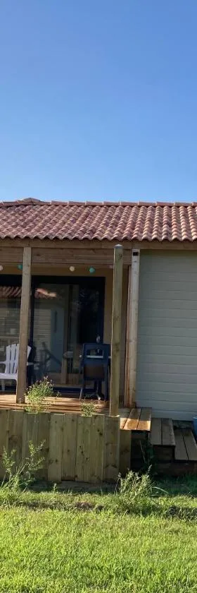 Cottage Le Colibri au calme piscine chauffée sauna hammam parc multisports，位于Saubrigues的酒店