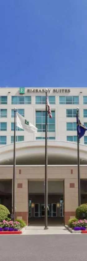 Embassy Suites by Hilton Portland Airport，位于波特兰的酒店