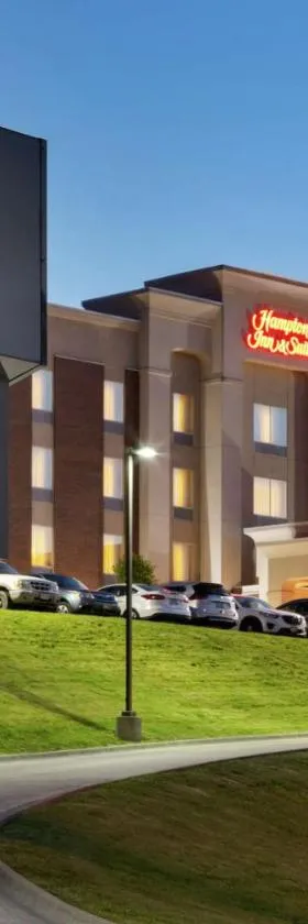 汉普顿帕克市中心酒店（Hampton Inn and Suites Parkersburg Downtown），位于帕克斯堡的酒店
