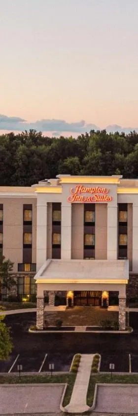 Hampton Inn & Suites Niles/Warren, OH，位于Niles的酒店