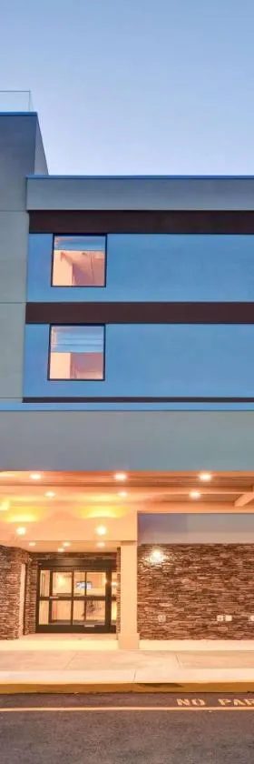 斯坦福匡提科希尔顿欣庭套房酒店，位于斯塔福德的酒店
