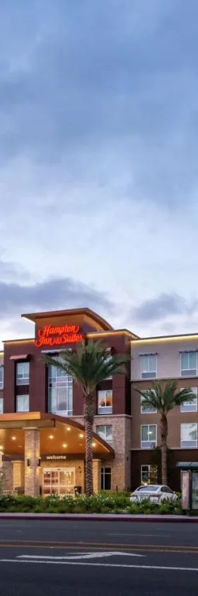 Hampton Inn & Suites Buena Park，位于博伟公园的酒店
