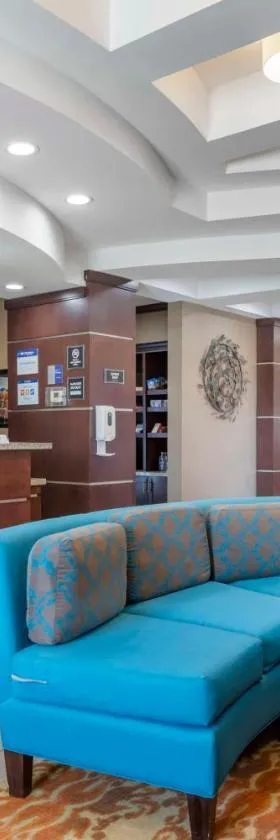 Best Western Plus Longhorn Inn & Suites，位于Luling的酒店