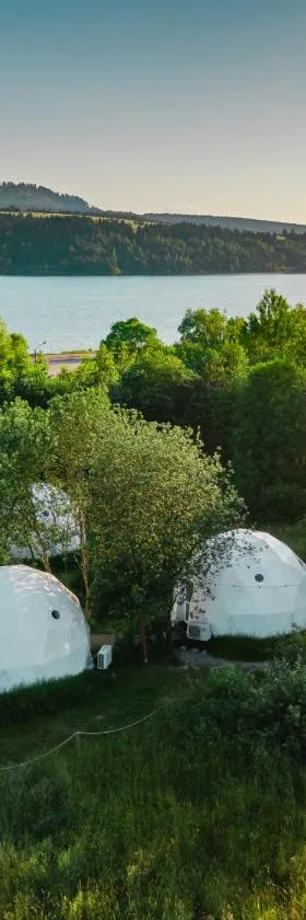 Glamping Biała Czapla z balią nad jeziorem czorsztyńskim，位于Maniowy的酒店