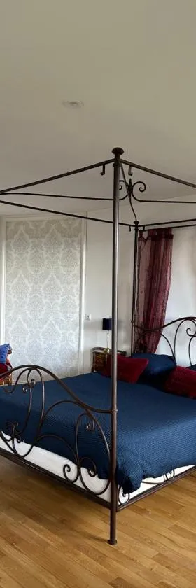 chambre romantique dans le château de la Bouchatte，位于Chazemais的酒店