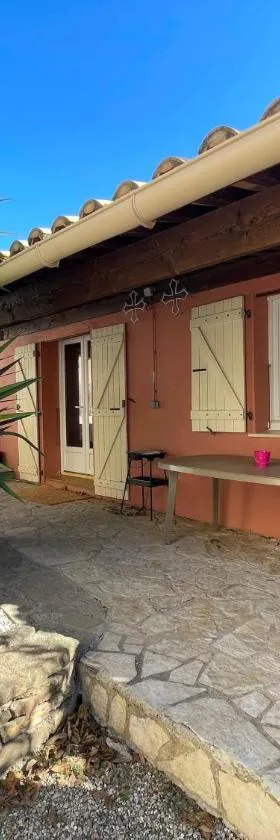 Velezia Guesthouse，位于Roujan的酒店