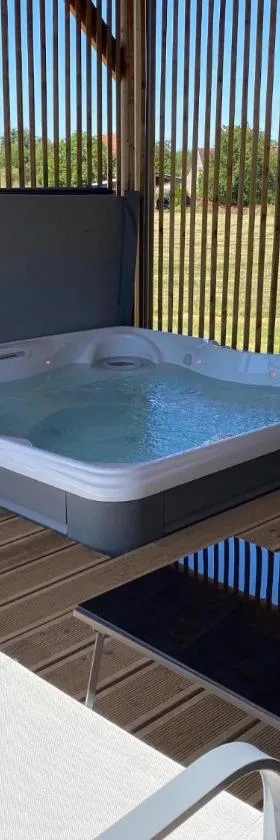 Chalet avec spa, Au Bois Quartois，位于La Quarte的酒店