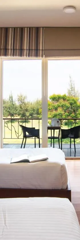 Clover Greens Golf Course and Resort，位于Sarjāpur的酒店