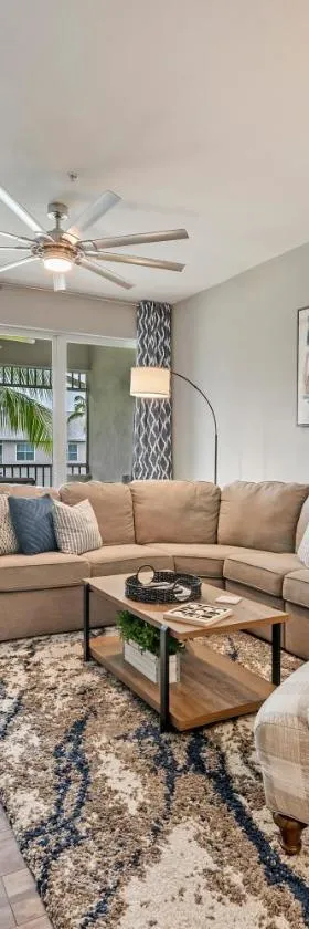 Golf Condo- Resort Pool- LakeView- 10mi to beaches，位于那不勒斯的酒店