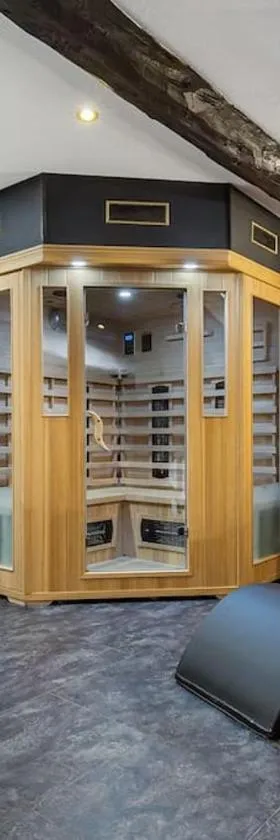 COCONROOM balneo-sauna La suitE，位于Valros的酒店
