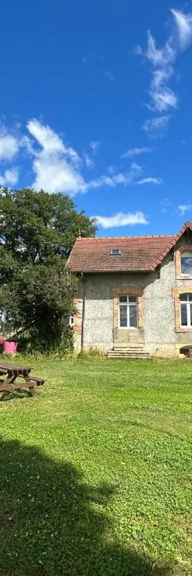 Gîte chaumière château de la Bouchatte，位于Chazemais的酒店