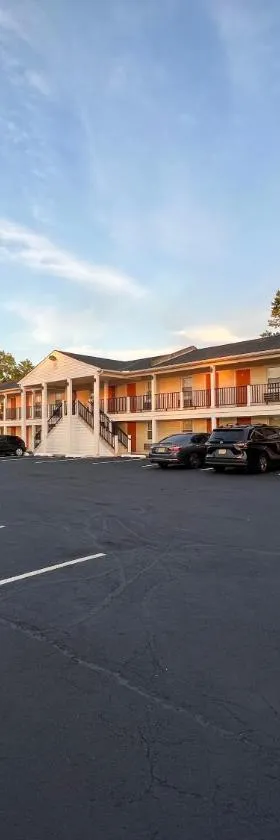 海王星罗伊尔汽车旅馆，位于内普顿市的酒店