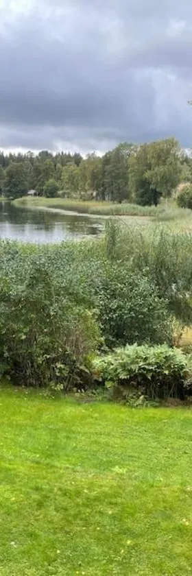 Nyrenoverat strandnära med fantastisk utsikt，位于Rimbo的酒店