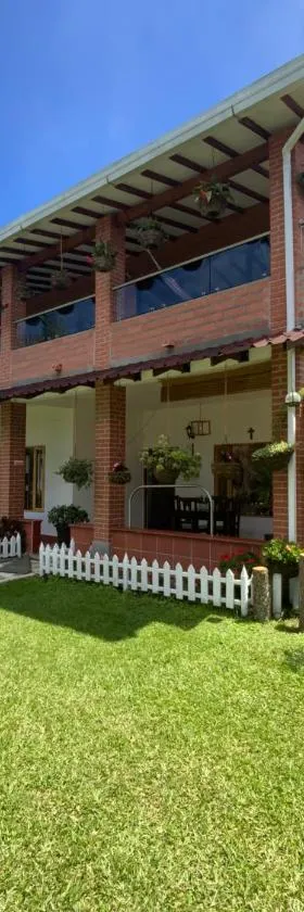 Finca Hotel 12 Palmas- Aeropuerto JMC，位于里奥内格罗的酒店