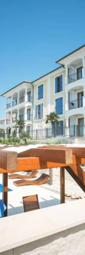 Beachfront apartment with pool, panoramic sea view - by Traveler tourist agency Krk - ID 2390，位于波威尔的酒店