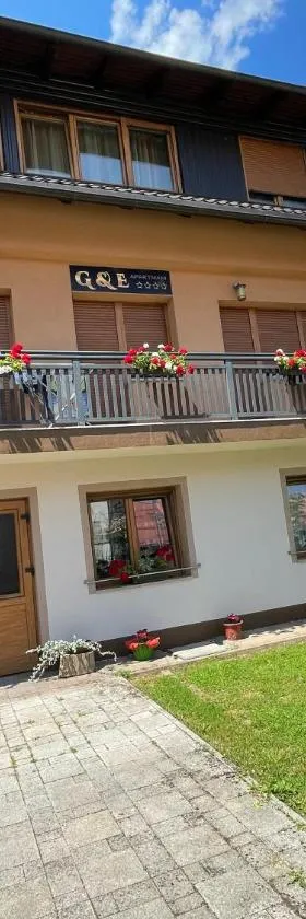 Apartmani G&E，位于代尔尼采的酒店