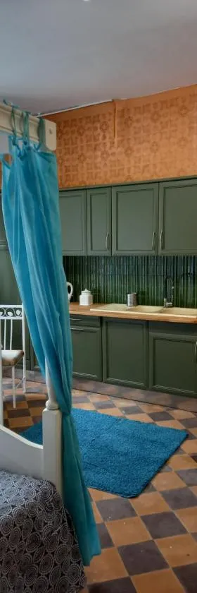 Bohemian Studio bedroom，位于Pontrieux的酒店