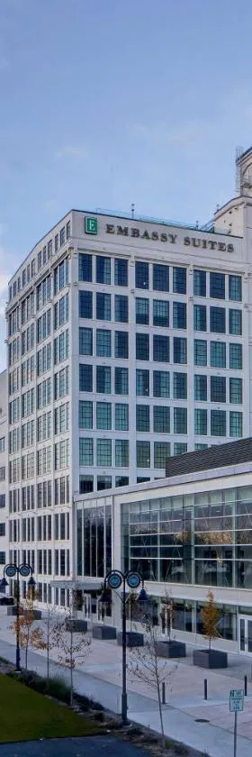 Embassy Suites By Hilton Rockford Riverfront，位于罗克福德的酒店
