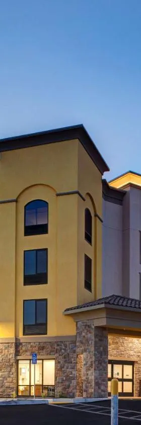 Hampton Inn & Suites Marina，位于滨海城的酒店