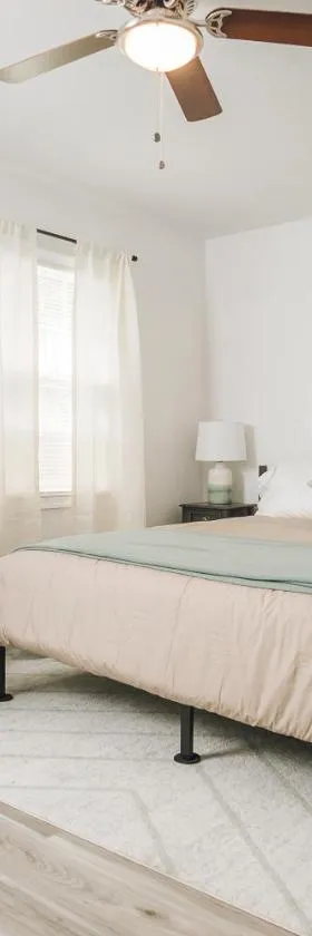 Tranquil Luxury: Modern Comfort!，位于林奇堡的酒店