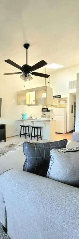 Sunnie Days condo in Oak Harbor on Lake Erie!，位于Sand Beach的酒店