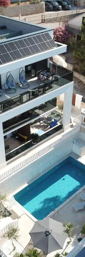 Luxury Beachfront Villa Carlisa，位于契奥沃岛的酒店