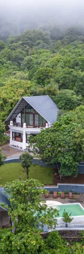 SaffronStays Aranya Vilas & Raanwaara Cottage，位于Āmbavna的酒店