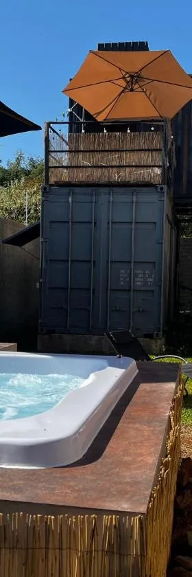 Container-Spa quente, projetor cine, lareira, churrasqueira-20km de Brotas，位于Torrinha的酒店