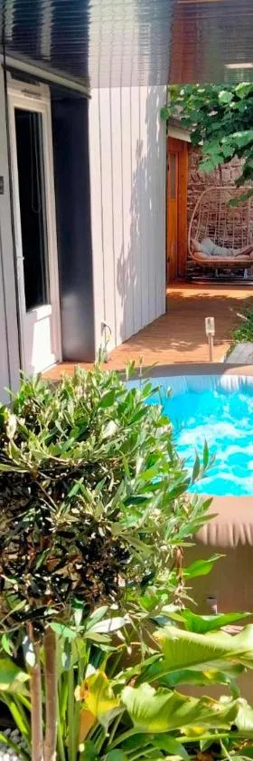 Séjour au Jardin de Cupidon avec jacuzzi et sauna，位于Balbigny的酒店