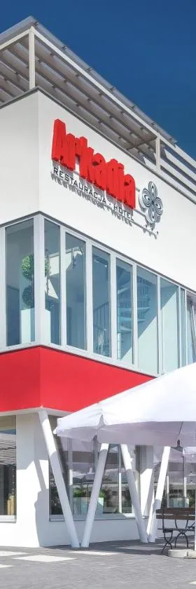 扎尔兹拉斯克维斯阿卡迪亚酒店，位于Jelcz-Laskowice的酒店