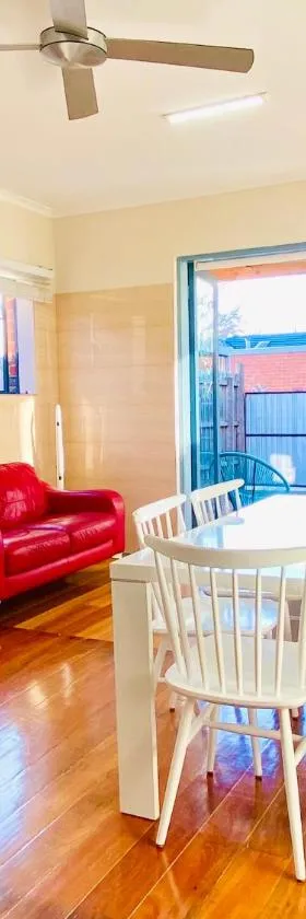 Bay Rd Kids & Pet Friendly Free Parking，位于切尔滕纳姆的酒店